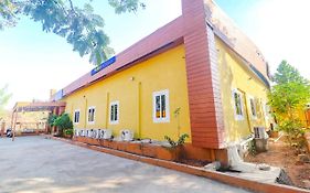 Fabexpress Airport Stay Inn - Nr Hyderabad International Airport, Shamshabad
